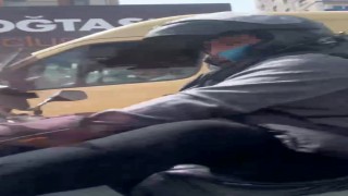 Esenyurtta motosikletli maganda kamerada: Otomobili tekmeledi, aynasını kırdı