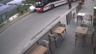 ESHOT otobüsü, park halindeki otomobile çarptı