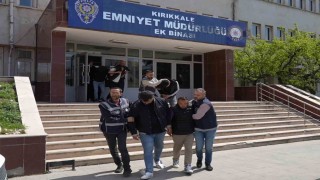Eşinin telefonuna mesaj atan akrabasını sokak ortasında vurdu: 5 gözaltı