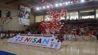 Eskişehirde 23 Nisan miniklerin gösterileriyle birlikte coşkuyla kutlandı