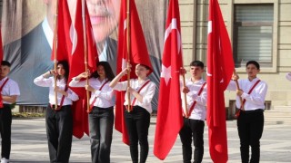 Eskişehirde 23 Nisan Ulusal Egemenlik ve Çocuk Bayramı dolasıyla çelenk sunuldu