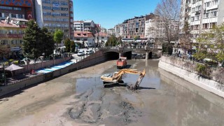 Eskişehirde gondolların dolaştığı yerde kamyonlar gezdi, susuz Porsuku gören turistler şaşkınlık yaşadı