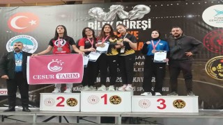 Eskişehirli sporcu bilek güreşinde çifte zafer kazandı
