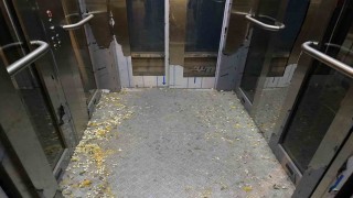 Etimesgutta üst geçit asansöründeki çöplere vatandaştan tepki
