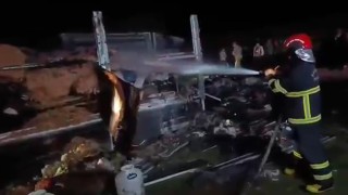 Ev eşyası yüklü kamyonette çıkan yangın söndürüldü