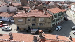 Evden atılan yaşlı adamın yüzü İHAnın haberinden sonra güldü