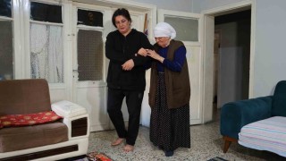 Evden çıkartılacak görme engelli Emine teyzenin gözyaşları