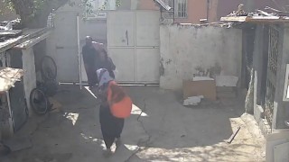 Eve giren kadın şahıslar, altınlarla kayıplara karıştı