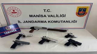 Evlerinde ruhsatsız tüfek ve tabancalarla yakalandılar
