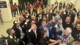 Faruk Çelik ve Mustafa Bozbey şampiyonluk kupasını birlikte kaldırdı