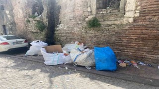 Fatihte Acımusluk Sokağı Sarnıcı hurda ve kağıt deposu olarak kullanılıyor