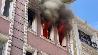 Fatihte apartta çıkan yangında 2 kişi kurtarıldı