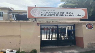 Fatihte depremde hasar alan 2 okul tahliye edildi: Boşaltılan okullar havadan görüntülendi