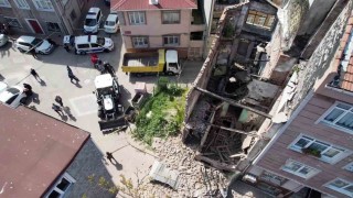 Fatihte depremde hasar alan metruk bina yıkıldı
