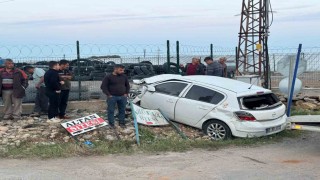 Feci kaza kamerada: Hızla gelen otomobil dönen kamyonete çarptı