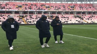 Fenerbahçeli futbolcular ve Jose Mourinhodan zemin kontrolü