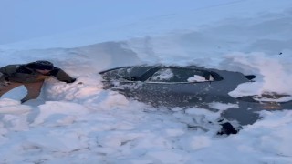 Film sahnelerini aratmayan kurtarma çalışması: Tonlarca ağırlıktaki kar kütlesinin altında kalan otomobil böyle çıkarıldı
