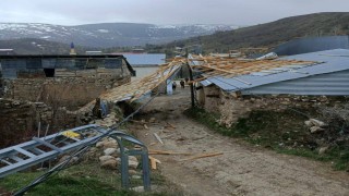 Fırtına çatıları uçurdu