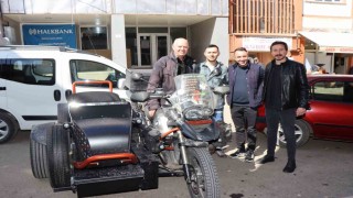Fransadan motosikletiyle fakir çocuklara kalem taşıyor