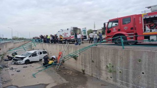 Fren yerine gaza basınca araç su kanalına uçtu: 2 yaralı