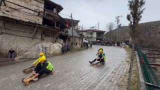 Fren yok, heyecan çok, geleneksel tahta araba yarışı nefesleri kesti