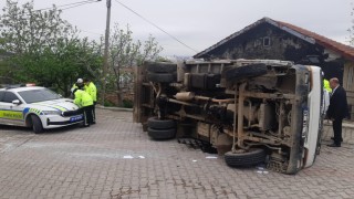 Freni boşalan kamyonet devrildi: 1 yaralı