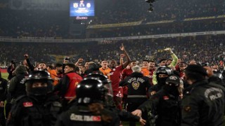 Galatasaray, derbi galibiyetini taraftarıyla kutladı