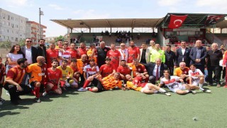 Galatasarayın efsaneleri Cizrede gençlerle dostluk maçı yaptı