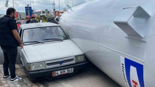 Gaz tankeri yola düştü, iki otomobile çarptı
