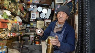 Gaziantepin 86 yaşındaki teneke ustası, 66 yıldır mesleğini icra ediyor