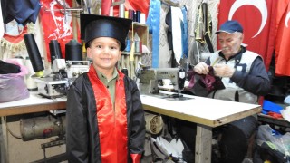 Gaziantepli Usta Terzi Recep Çikolar 60 Yıldır Mezuniyet Cübbesi Dikiyor