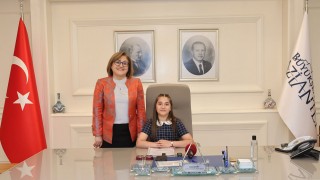 Gaziantep’te 23 Nisan Coşkusu: Başkanlık Koltuğu Minik Azra’ya Emanet Edildi