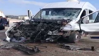 Gaziantep'te İşçi Servisi ile Tır Çarpıştı: 9 İşçi Yaralandı