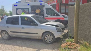 Gaziantepte virajı alamayan otomobil duvara çarptı: 5 yaralı