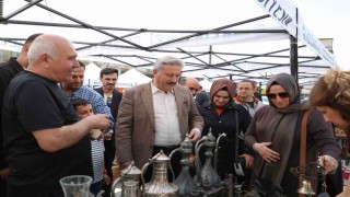 Geçmişin izlerini taşıyan antika eşyalar bu pazarda