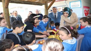 Gelenekten Geleceğe Sağlıklı Nesiller projesiyle öğrencilere meyve desteği