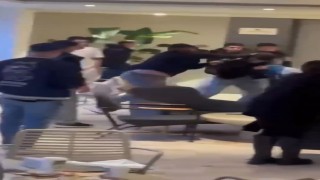 Gençler kahvecide tekme tokat birbirine saldırdı; o anlar kamerada