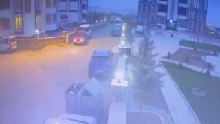 Geri giderken park halindeki araca çarptı