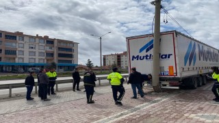Geri manevra yapan tır direğe çarptı, kaza anı kamerada