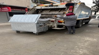 Germencik Belediyesi çöp konteynerlerini ilaçlıyor