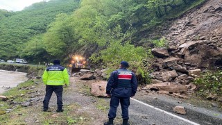 Giresunda heyelan: Yol trafiğe kapatıldı