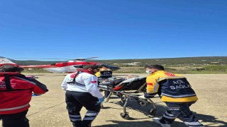Gökçeadada kalp krizi geçiren hasta ambulans helikopter ile Çanakkaleye getirildi