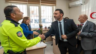 Gölbaşı Belediyesi polislere çiçek dağıttı