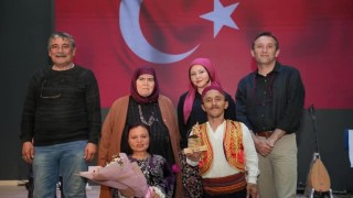 Gömeçte engelli oyuncular minik kalplere tiyatro ile dokundu