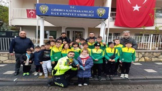 Gördesli minik futbolculardan emniyete ziyaret