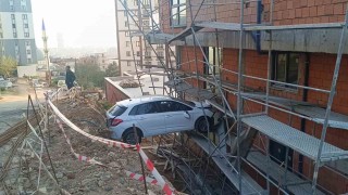 Görenler şaştı kaldı: Otomobilde mahsur kalan 4 kişi kurtarıldı