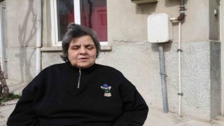 Görme engeline rağmen tek başına yaşayıp hayata dört elle sarılan kadın azmiyle taktir topluyor