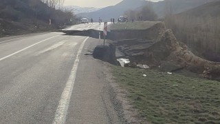 Gümüşhane-Erzincan karayolunda heyelan