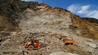 Gümüşhane-Giresun karayolundaki heyelanın ardından temizleme çalışmaları sürüyor