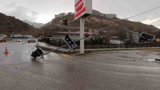 Gümüşhanede fırtına trafik ışıklarını devirdi